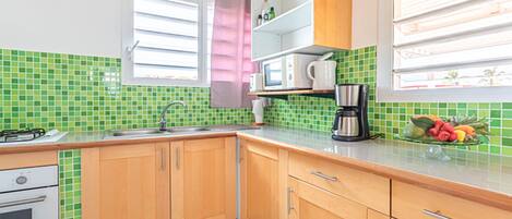 Fridge, microwave, oven, coffee/tea maker