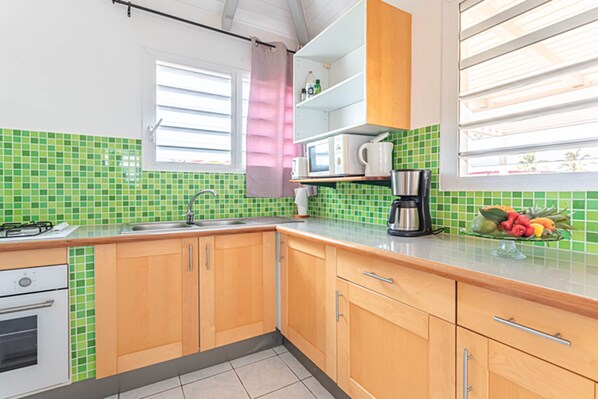 ثلاجة، ميكروويف، فرن، ماكينة لصنع القهوة/الشاي