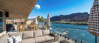 Waterfront Hot Tub, Firepit, Gameroom & VIEWS!