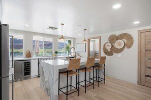 Een koelkast, een microgolfoven, een oven, een kookplaat