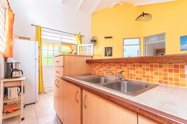 ثلاجة، ميكروويف، فرن، ماكينة لصنع القهوة/الشاي