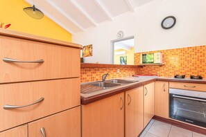 Fridge, microwave, oven, coffee/tea maker