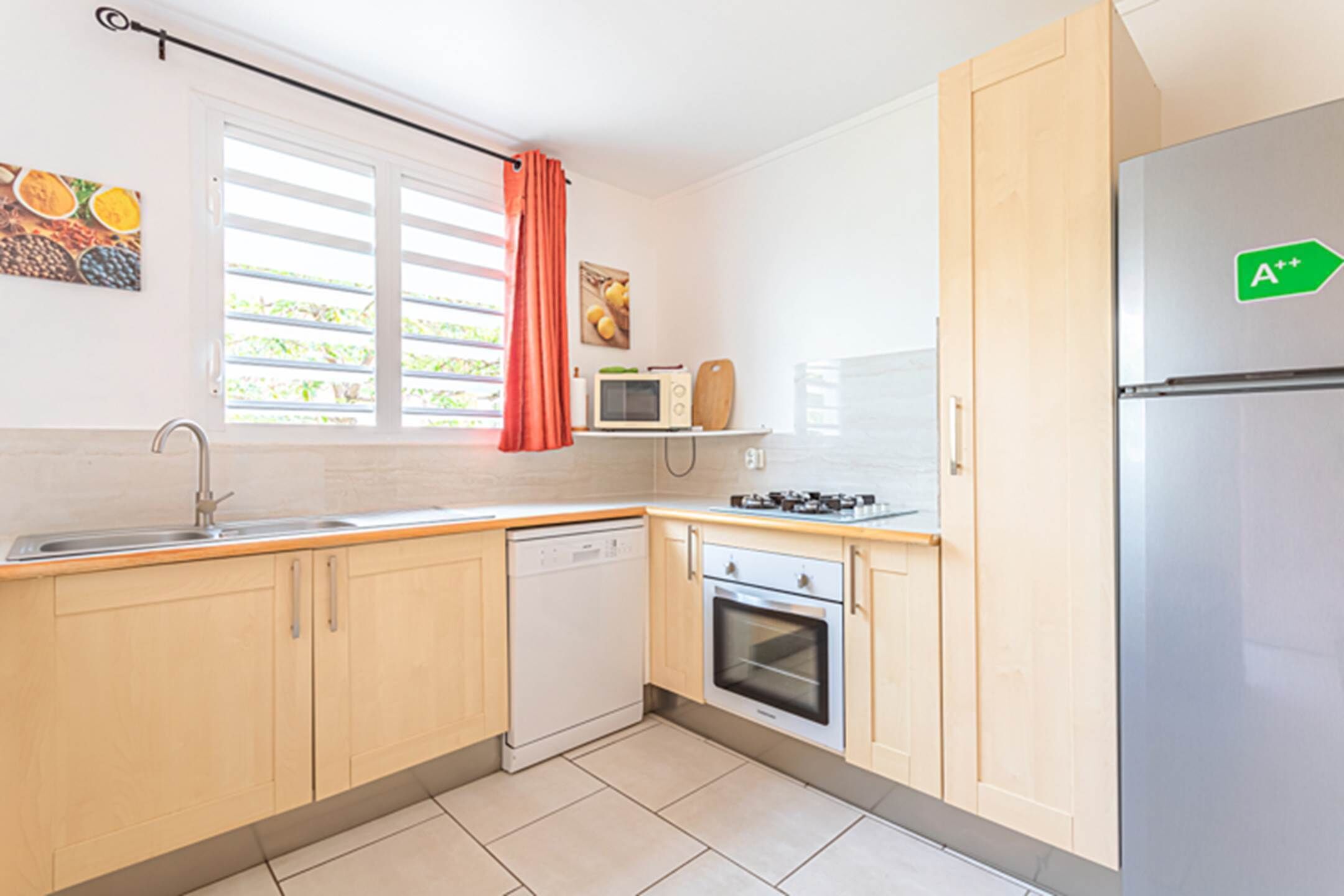 Kylskåp, mikrovågsugn, ugn och diskmaskin