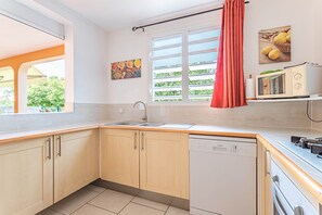 Kühlschrank, Mikrowelle, Ofen, Geschirrspüler