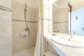 Een haardroger, handdoeken