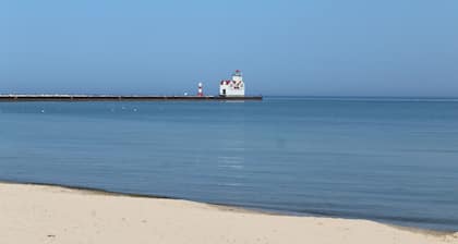 The Nauti Pelican! Steps from Lake Michigan's stunning beach- Your Dream Escape!