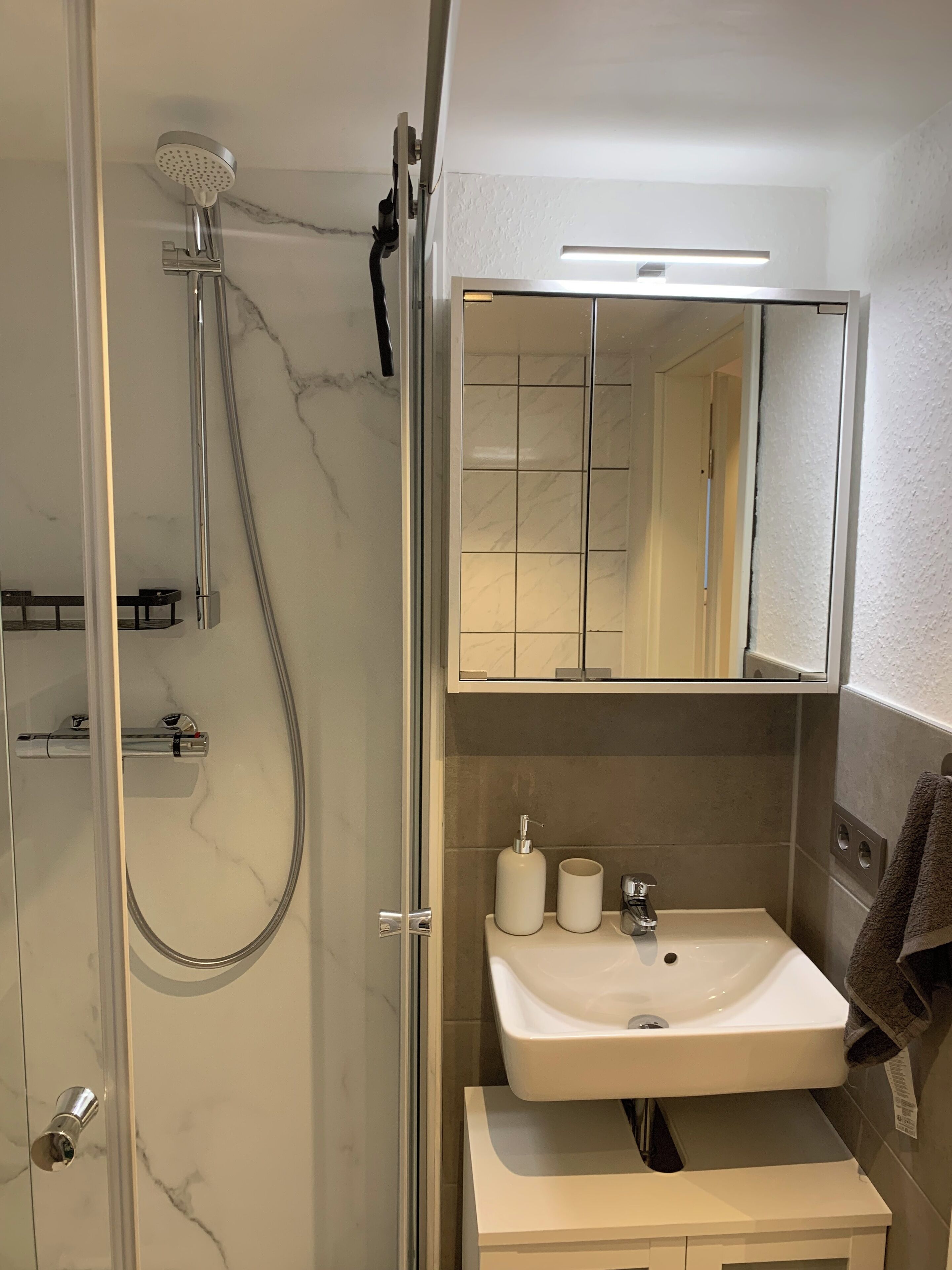 Dusj, hårføner, håndklær og såpe