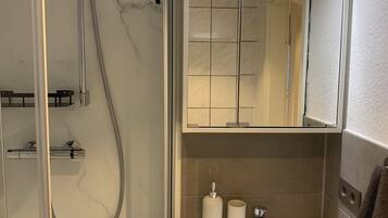 Dusj, hårføner, håndklær og såpe