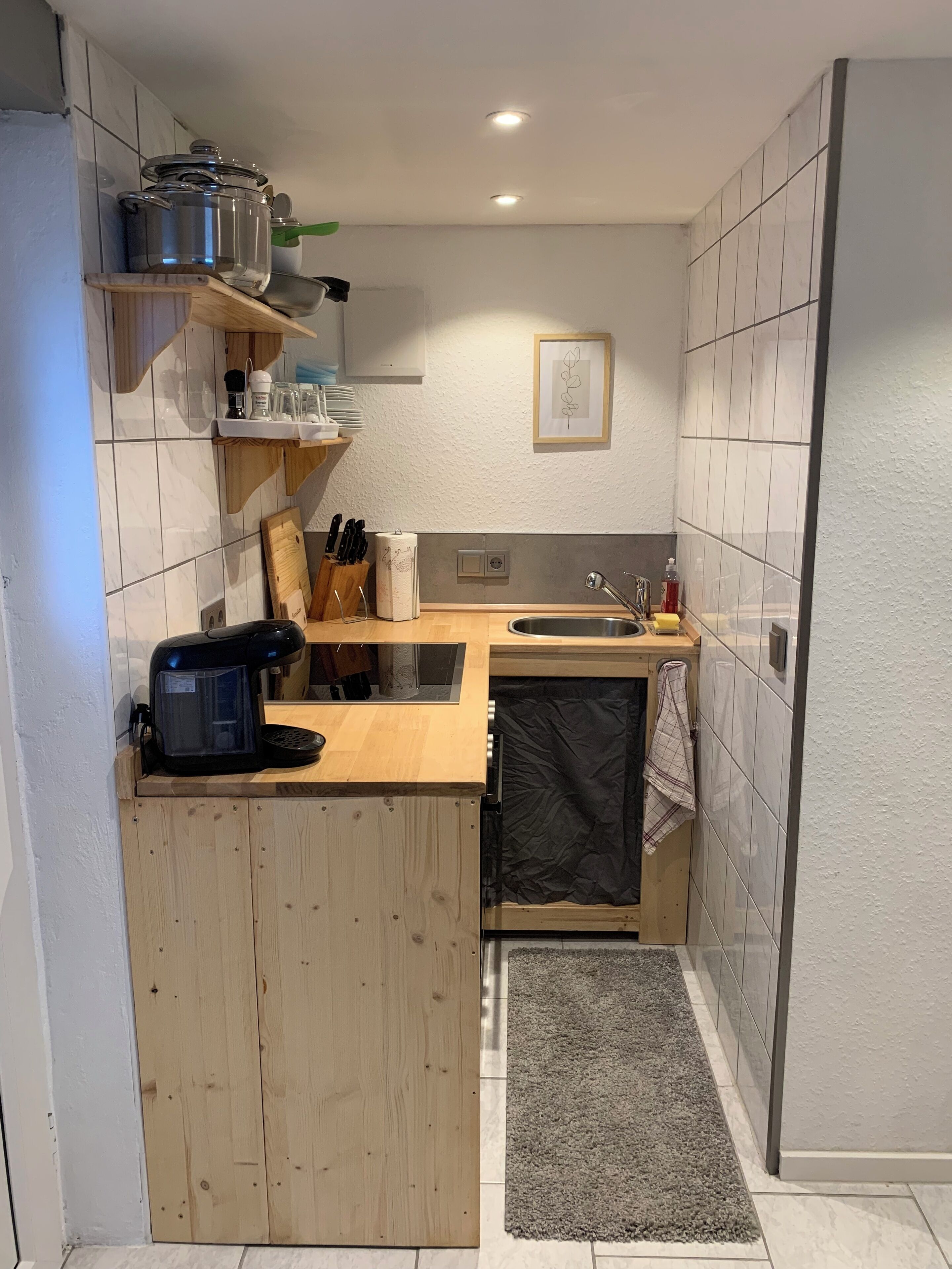 Fridge, oven, stovetop, coffee/tea maker