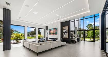 Reunion's Ultimate Luxury Retreat with Outdoor Mini Court. 12BR. Sleeps 32.