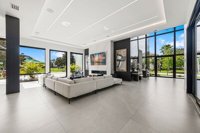 Reunion's Ultimate Luxury Retreat with Outdoor Mini Court. 12BR. Sleeps 32.