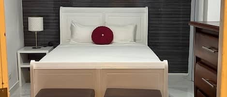 4 bedrooms, iron/ironing board, WiFi, bed sheets