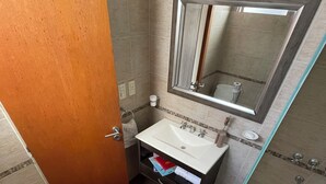 A bathroom with a toilet, bidet, sink, and bathtub. - MORON GRAN ATARDECER APARTMENT (Morón)