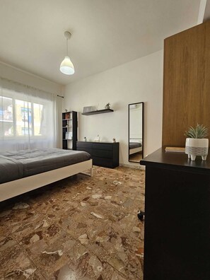 3 bedrooms, desk, iron/ironing board, free WiFi - Holiday Home Rome - Metro A - Urban Street Apartment (Roma)