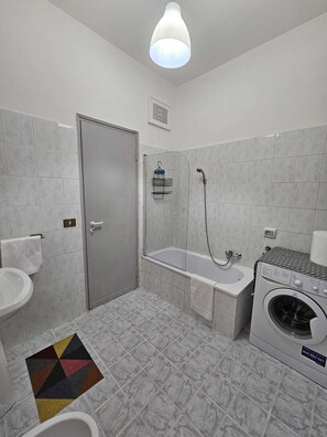 Secador de pelo, bidé, toallas y jabón