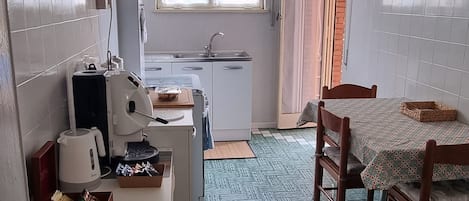 Frigorífico, horno, placa de cocina y cafetera o tetera