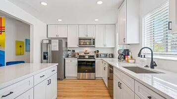 Frigorífic, microones, forn i placa de cuina