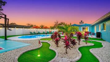 Una piscina al aire libre, una piscina climatizada