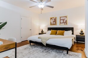 1 habitación, escritorio, tabla de planchar con plancha y wifi