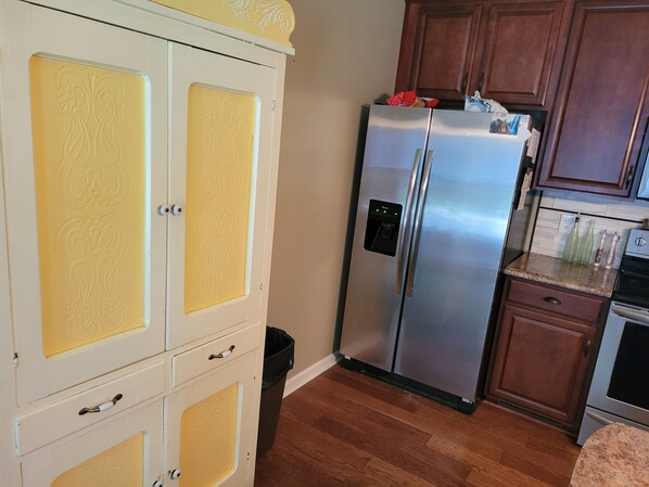 Een magnetron, een oven, een kookplaat