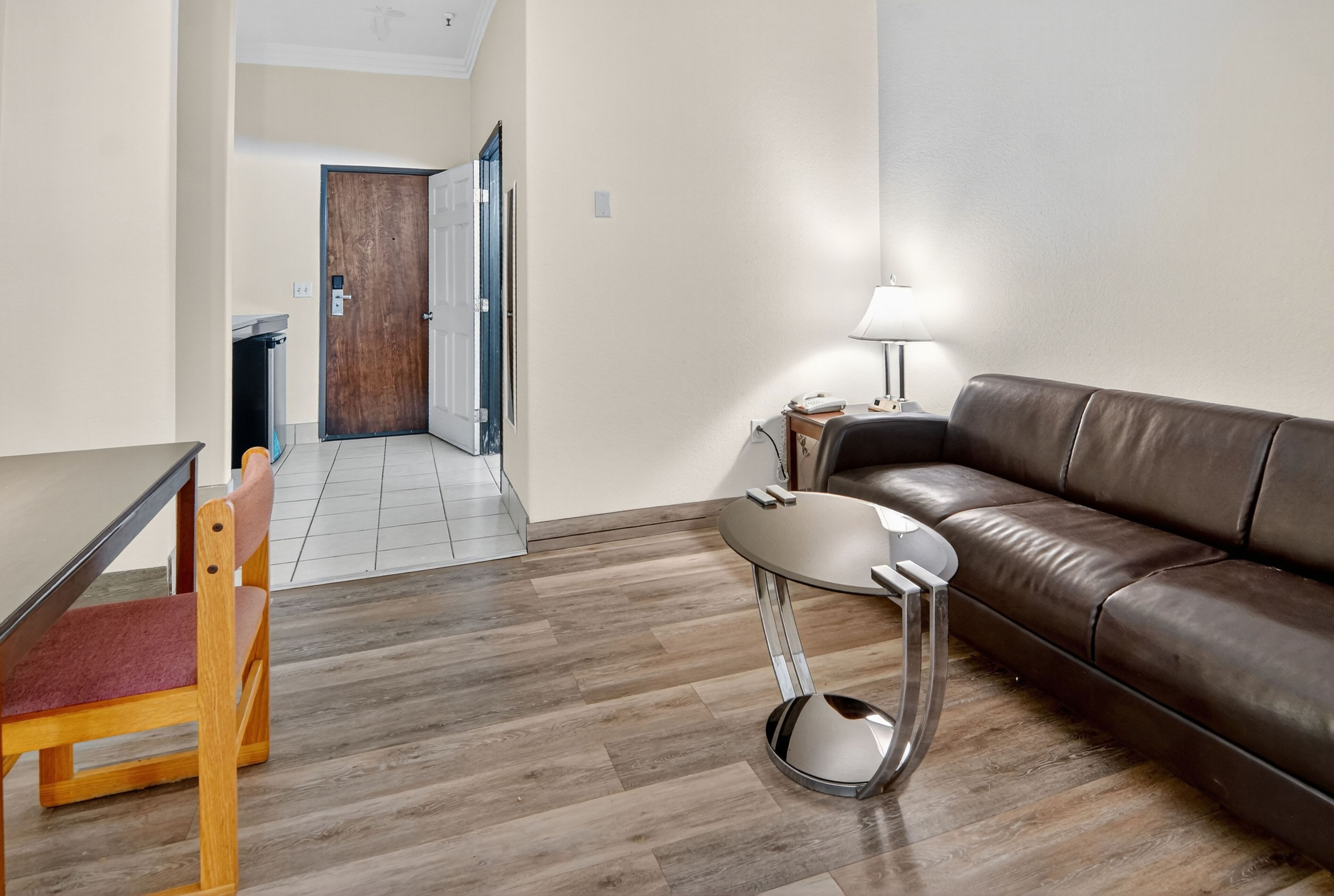 Phòng Suite Tiêu chuẩn, 1 phòng ngủ | Bàn, khu vực làm việc phù hợp cho laptop 