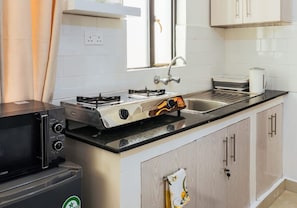 Comfort Apartment | Private kitchenette | Mini-fridge, microwave, stovetop, cookware/dishes/utensils