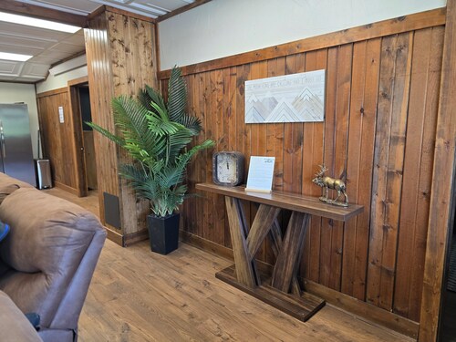 Elk Ridge Suite- Charming 2-bedroom suite just minutes from Custer with WiFi