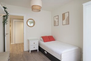 3 dormitorios, escritorio, tabla de planchar con plancha y cuna de viaje