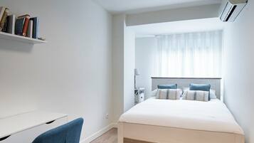 3 bedrooms, desk, iron/ironing board, travel crib