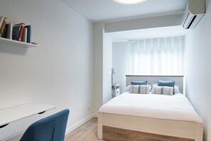 3 habitaciones, escritorio y tabla de planchar con plancha 