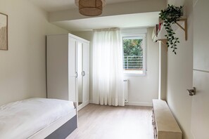 3 chambres, bureau, fer et planche à repasser, lit parapluie