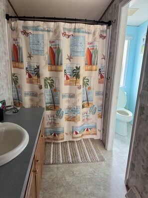 Dusche, Haartrockner, Toilettenpapier