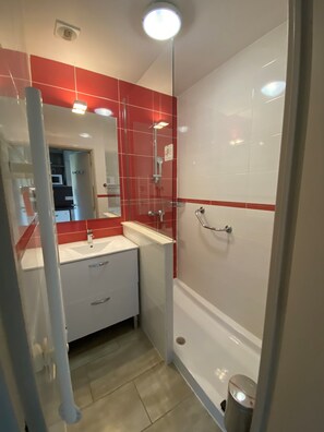 Shower, towels