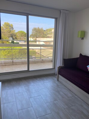 TV, tavolo da calcetto, tavolo da ping pong