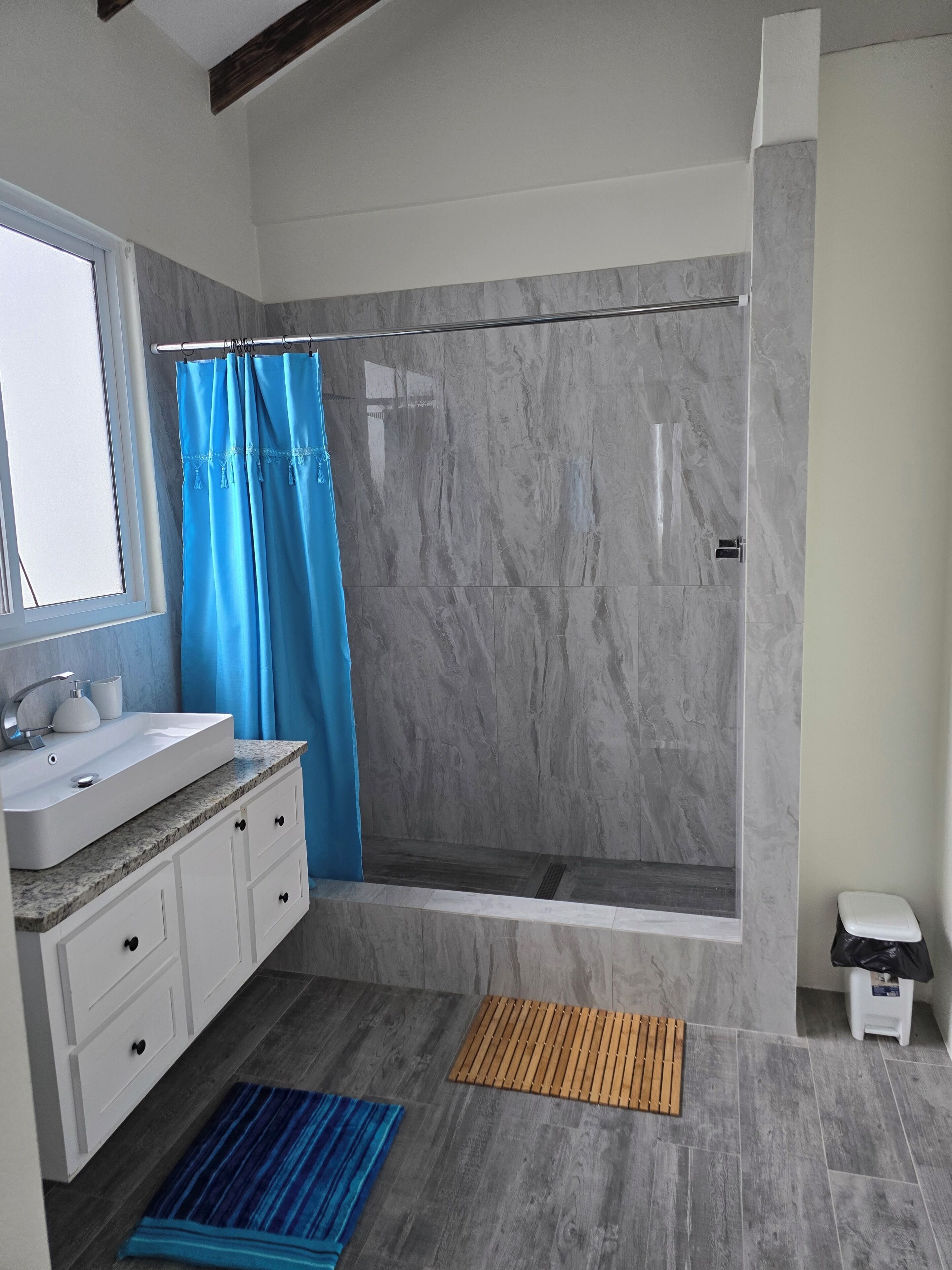 Villa | Badezimmer | Kostenlose Toilettenartikel, Handtücher, Seife, Shampoo