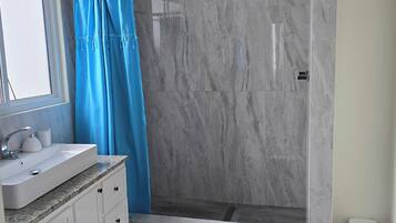 Villa | Badkamer | Gratis toiletartikelen, handdoeken, zeep, shampoo