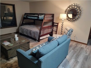 4 bedrooms, iron/ironing board, WiFi, bed sheets