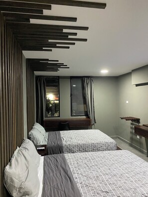 A modern bedroom with two beds, a window with curtains, and a built-in shelf. - New Suites in Huasteca Potosina! 5 min from downtown Ciudad Valles (Ciudad Valles)