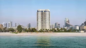 En la playa y camastros