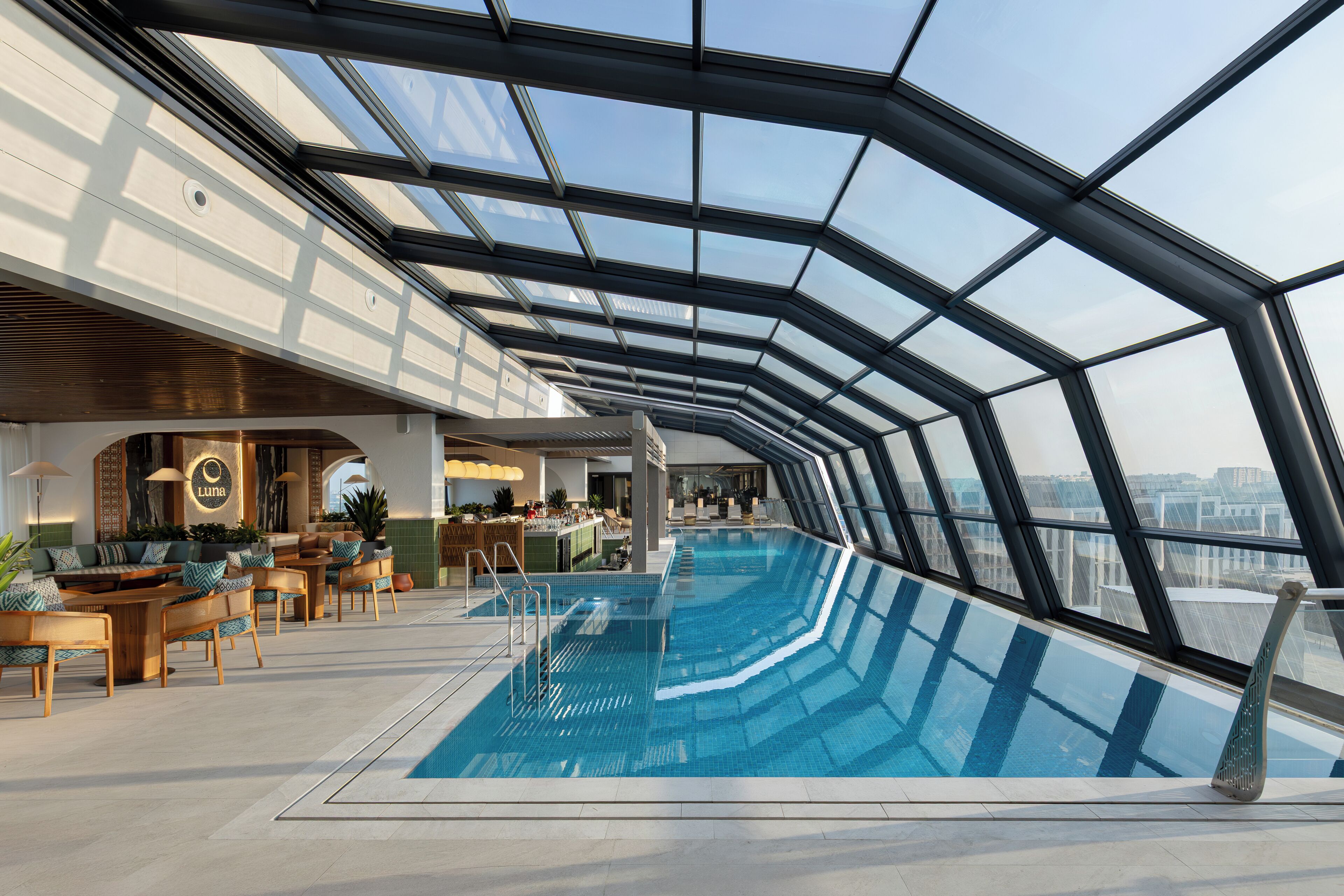 Una piscina techada, una piscina al aire libre de temporada