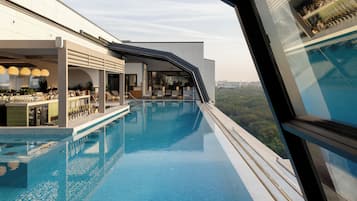 Una piscina techada, una piscina al aire libre de temporada