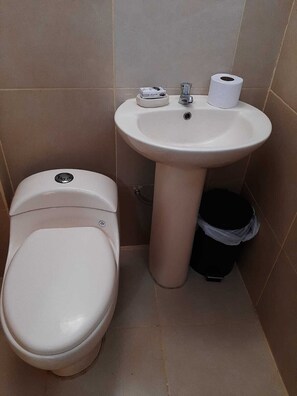 Shower, towels, soap, toilet paper - ACCOMMODATION IN PARACAS PERU WITH 7 ROOMS, 7 BATHROOMS, KITCHEN AND POOL (Paracas)