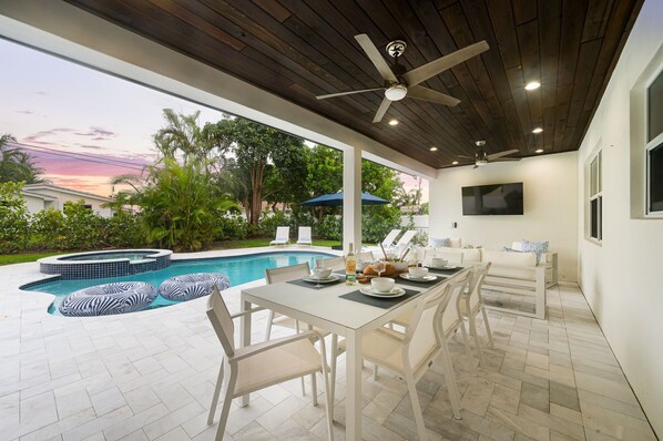 Outdoor dining - Pool • Spa • Swingset • Close to Atlantic Ave (Boynton Beach)
