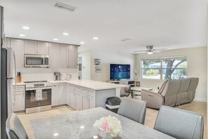 Mikrowelle, Ofen, Herdplatte, Geschirrspüler