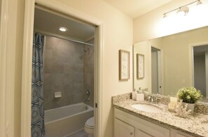 Een haardroger, handdoeken, zeep, toiletpapier