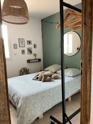 3 bedrooms, iron/ironing board, WiFi, bed sheets