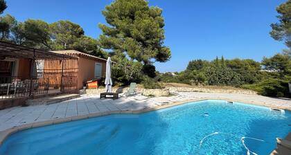 Maison avec piscine et Clim pour 6 personnes - proche dâAix en Pce et Marseille.