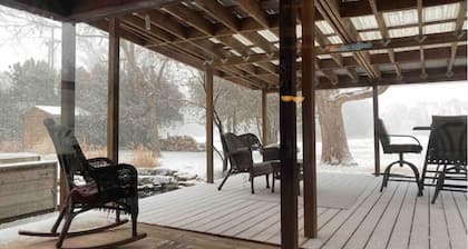 1880 Country Farmhouse. Quiet-Lake-Hunt-Pets ok