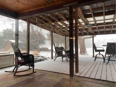 1880 Country Farmhouse. Quiet-Lake-Hunt-Pets ok