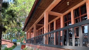 A building with a stone foundation and a wooden upper structure. - Hotel Hanna Suites (Panajachel)